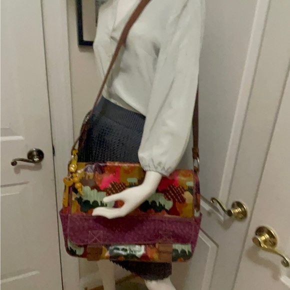 Handbags - Fossil leather bag with long adjustable straps. Great clean condition